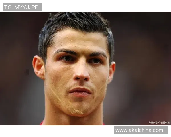 C罗发型变幻史：从经典到时尚的足球巨星造型演变回顾