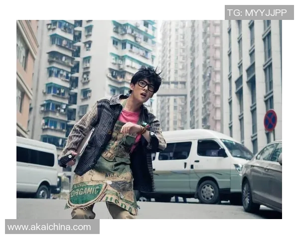 《绿茵传奇：从草根少年到世界足球之巅的辉煌征程》