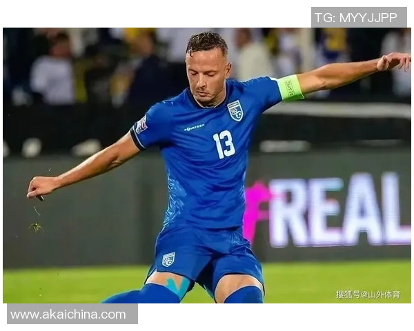 抽烟足球球星赛场内外形象反差引发球迷热议与公众深思