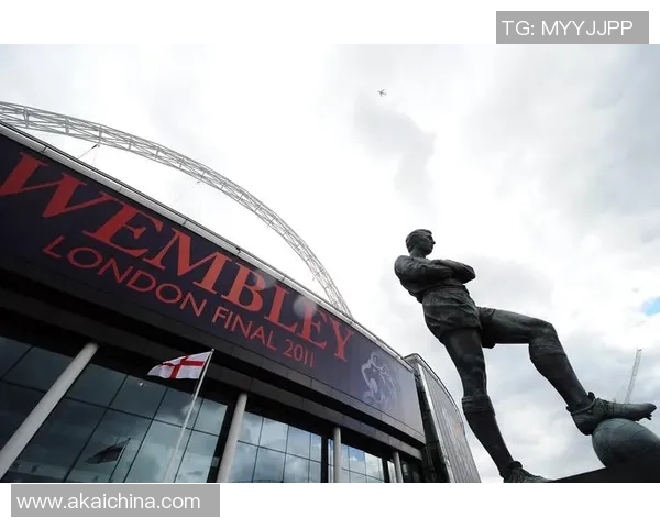 摩尔足球传奇：从草根到巅峰的奋斗历程与不朽传奇